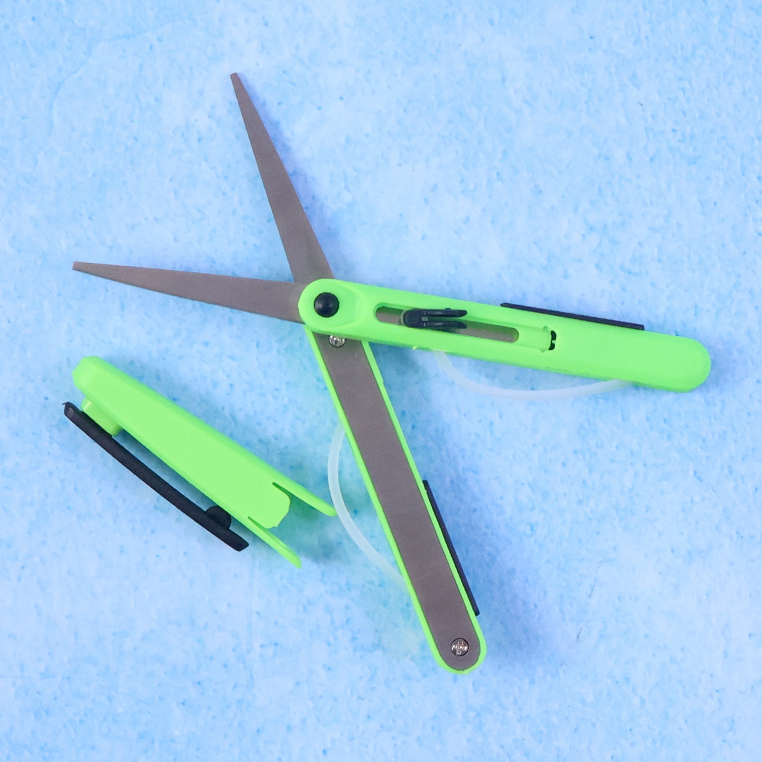 Pen Cut Compact Scissors in Pen Format, Pen-Style Portable Travel Scissors (1 Pc)